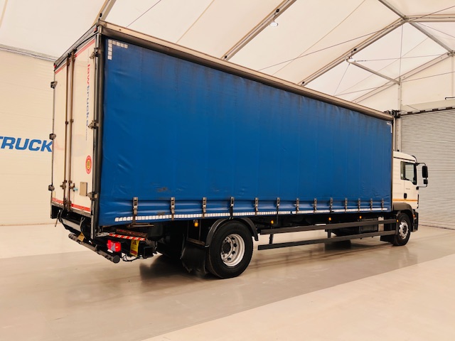 MAN TGM 18.250 Sleeper Cab Curtainsider