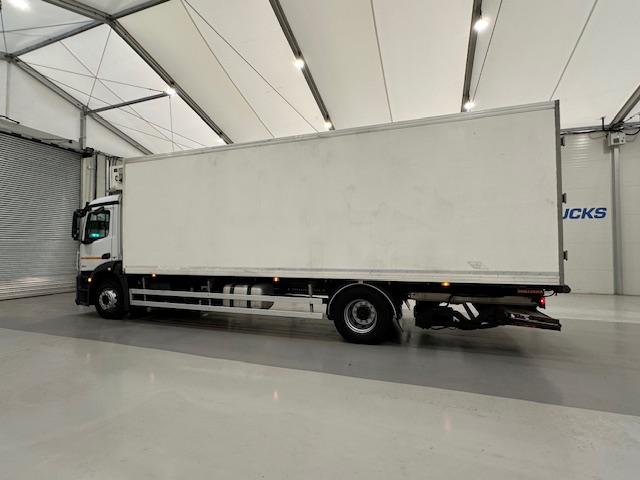 Mercedes Antos 1827 Day Cab Fridge Box
