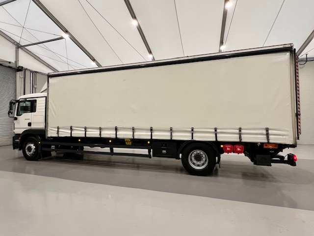 MAN TGM 18.250 4×2 Sleeper Cab Curtainsider