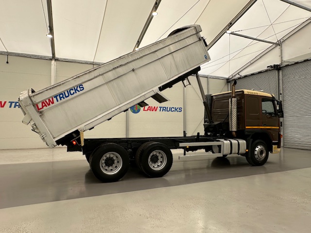 Volvo FM9 300 6×4 Sleeper Cab Tipper Manual