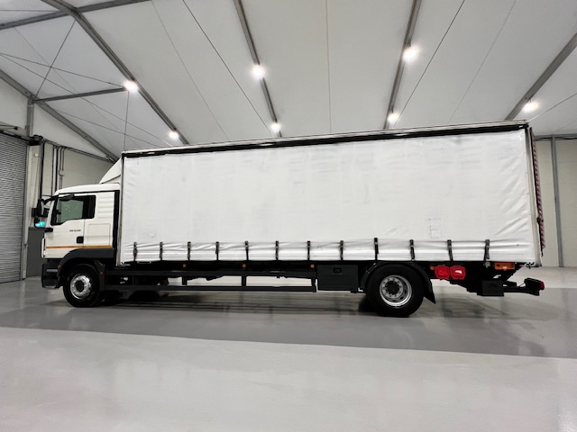 MAN TGM 18.250 4×2 Sleeper Cab Curtainsider