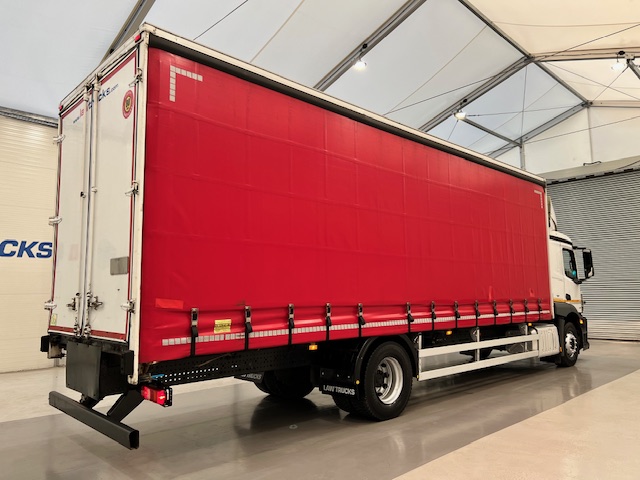 Mercedes Actros 1824 4×2 Sleeper Cab Curtainsider