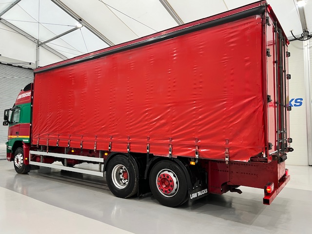 Volvo FM 450 6×2 Sleeper Cab Curtainsider
