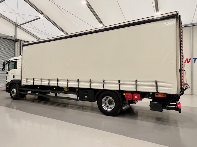 MAN TGM 18.250 4×2 Sleeper Cab Curtainsider