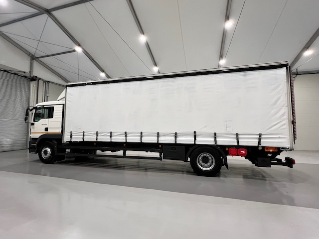 MAN TGM 18.250 4×2 Sleeper Cab Curtainsider