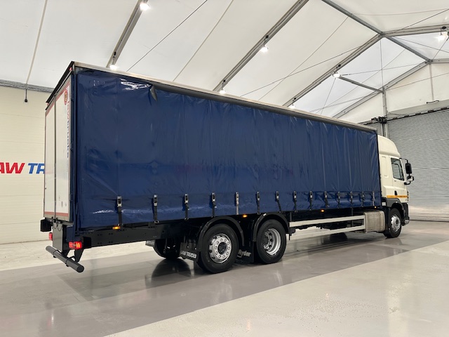 DAF CF 330 6×2 Rear Lift Sleeper Cab Curtainsider