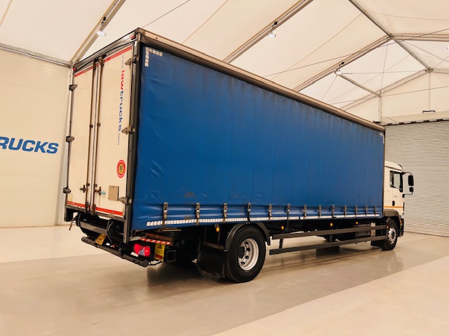 MAN TGM 18.250 Sleeper Cab Curtainsider
