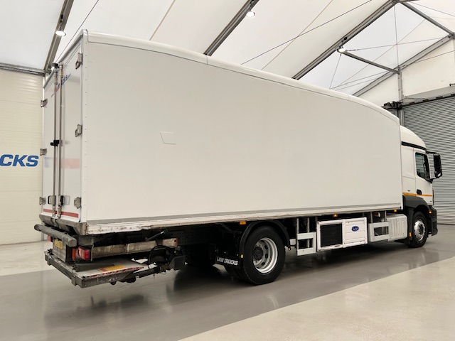 Mercedes Actros 1824 4×2 Sleeper Cab Fridge Box