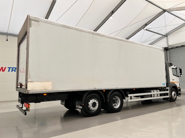Mercedes Axor 2529 6×2 Rear Lift Sleeper Cab Fridge Box