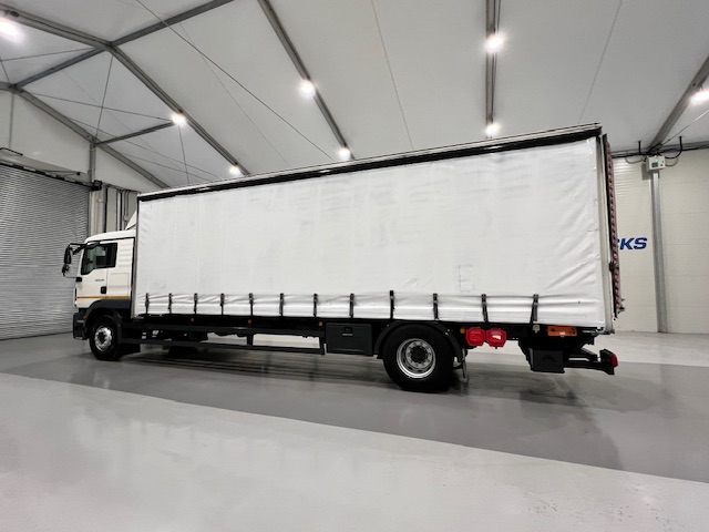 MAN TGM 18.250 4×2 Sleeper Cab Curtainsider