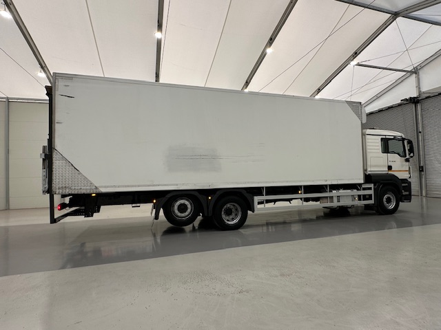 MAN TGS 26.320 6×2 Sleeper Cab Fridge Box