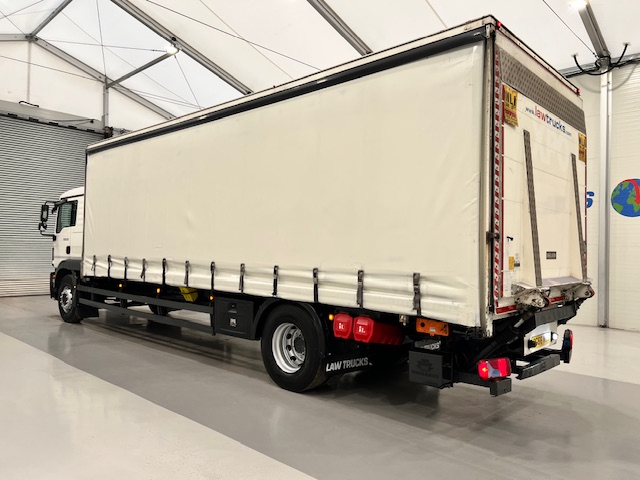 MAN TGM 18.250 4×2 Sleeper Cab Curtainsider