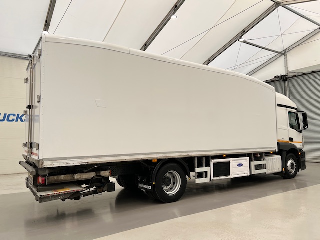 Mercedes Actros 1824 4×2 Sleeper Cab Fridge Box