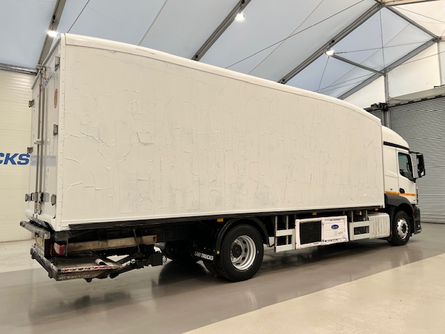 Mercedes Actros 1824 4×2 Sleeper Cab Fridge Box