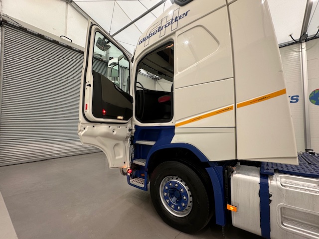 Volvo FH 500 Euro 5 6×2 Tractor Unit Safari Edition