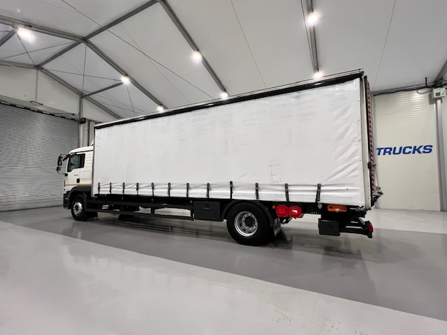 MAN TGM 18.250 4×2 Sleeper Cab Curtainsider