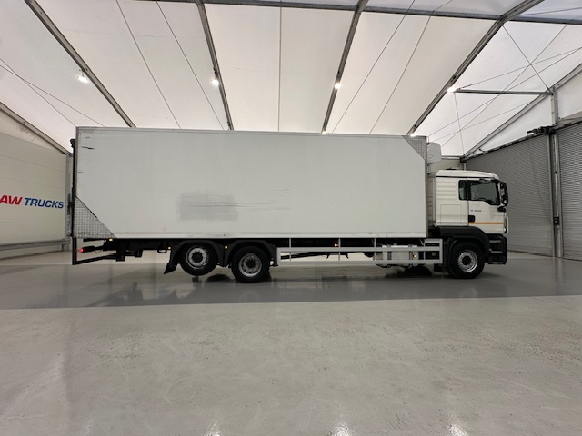 MAN TGS 26.320 6×2 Sleeper Cab Fridge Box