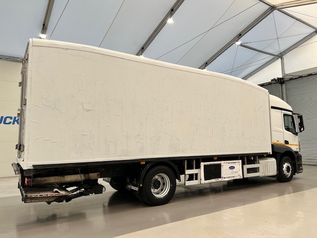 Mercedes Actros 1824 4×2 Sleeper Cab Fridge Box