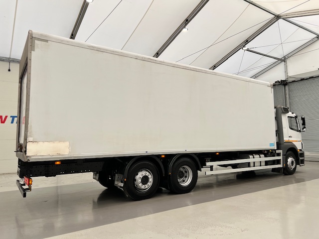 Mercedes Axor 2529 6×2 Rear Lift Sleeper Cab Fridge Box