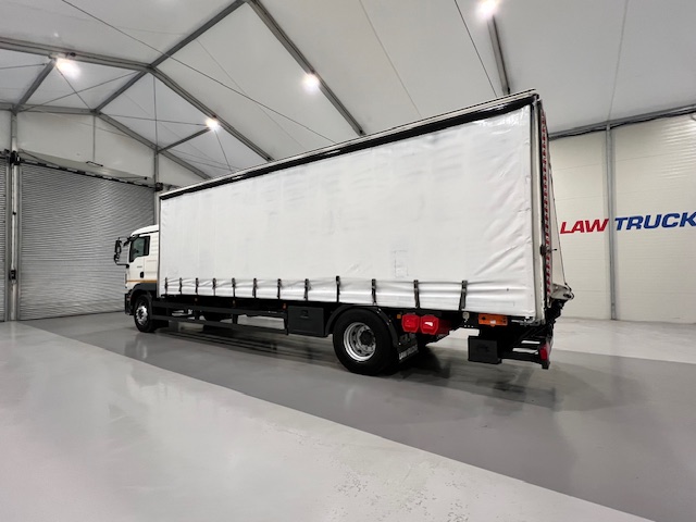 MAN TGM 18.250 4×2 Sleeper Cab Curtainsider