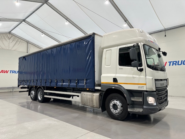 DAF CF 330 6×2 Rear Lift Sleeper Cab Curtainsider