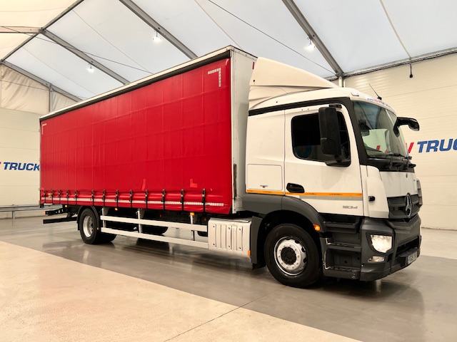 Mercedes Actros 1824 4×2 Sleeper Cab Curtainsider