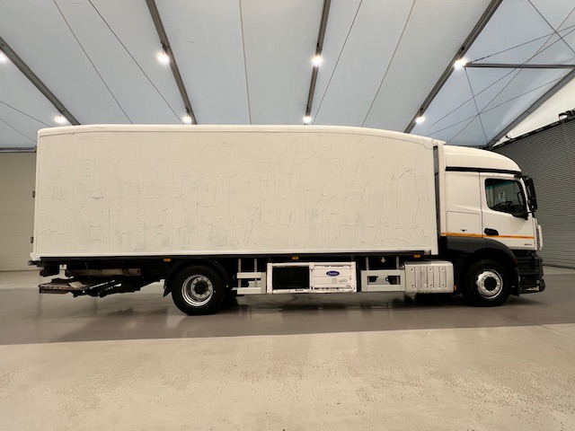 Mercedes Actros 1824 4×2 Sleeper Cab Fridge Box