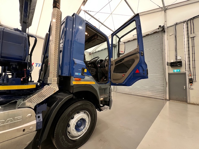 DAF CF85 360 8×4 Day Cab Hookloader
