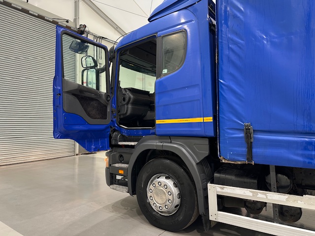 Scania 114 340 6×2 Rear Lift Sleeper Cab Curtainsider