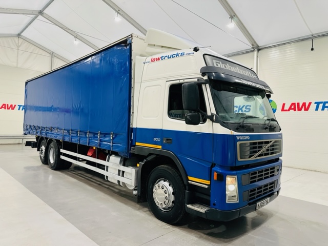 Volvo FM 300 6×2 Sleeper Cab Curtainsider