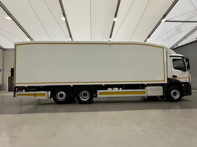 Mercedes Antos 2532 6×2 Rear Lift Day Cab Fridge Box