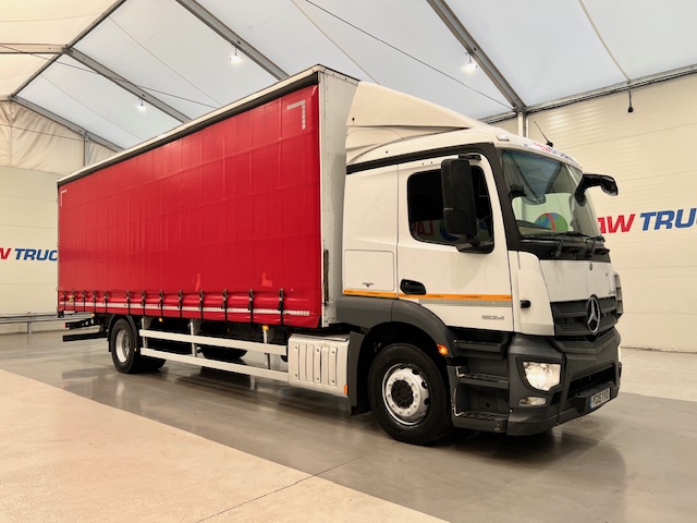 Mercedes Actros 1824 4×2 Sleeper Cab Curtainsider