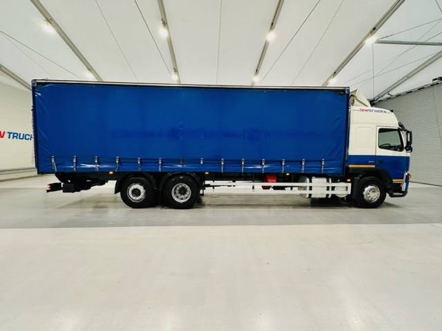 Volvo FM 300 6×2 Sleeper Cab Curtainsider
