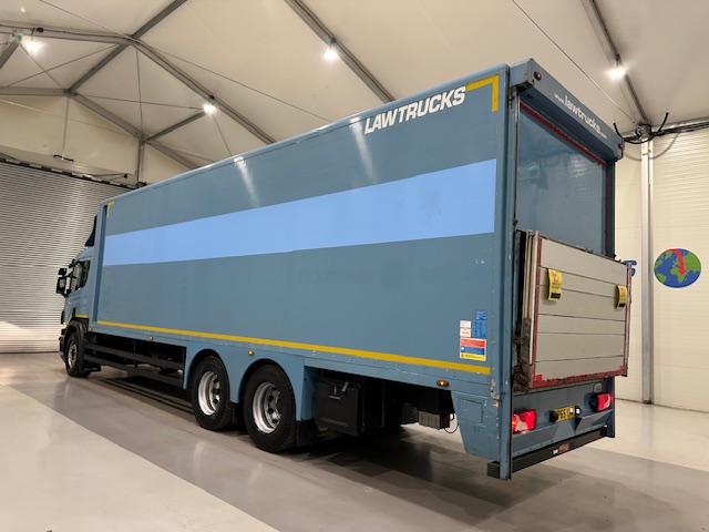 Scania P320 6×2 10 Tyre Rear Lift Insulated Box Van