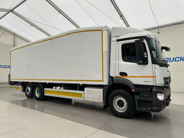 Mercedes Antos 2532 6×2 Rear Lift Day Cab Fridge Box