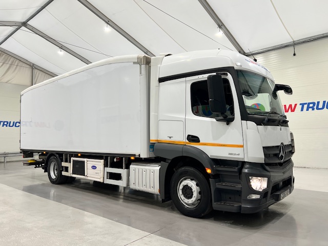 Mercedes Actros 1824 4×2 Sleeper Cab Fridge Box