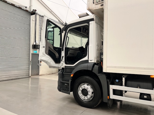 Mercedes Actros 2532 6×2 Rear Lift Day Cab Fridge Box