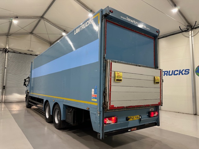 Scania P320 6×2 10 Tyre Rear Lift Insulated Box Van