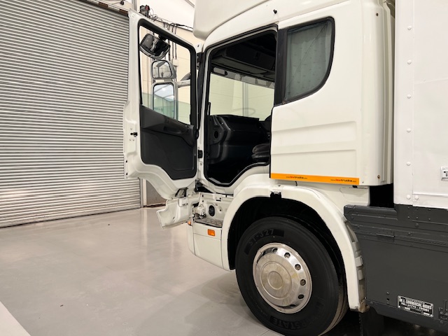 Scania P94 220 4×2 Sleeper Cab Box Van Manual