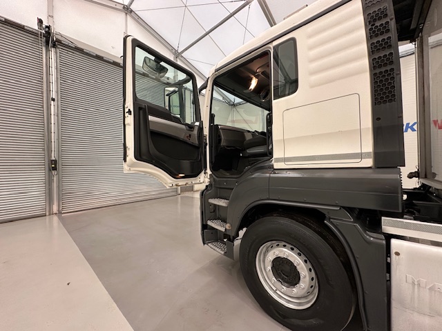 MAN TGS 26.320 6×2 Sleeper Cab Fridge Box