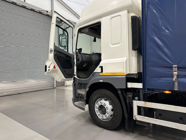 DAF CF 330 6×2 Rear Lift Sleeper Cab Curtainsider