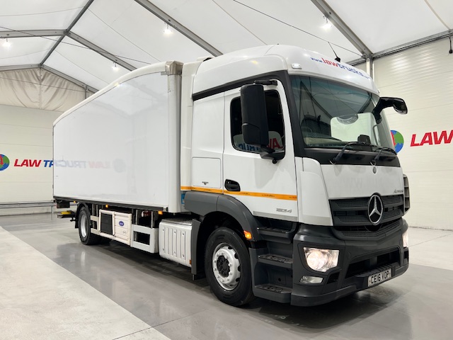 Mercedes Actros 1824 4×2 Sleeper Cab Fridge Box