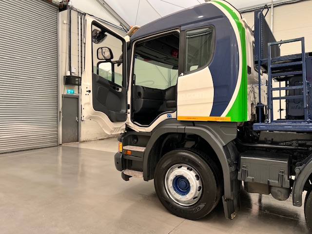 Scania P370 8×4 Sleeper Cab Skip Loader