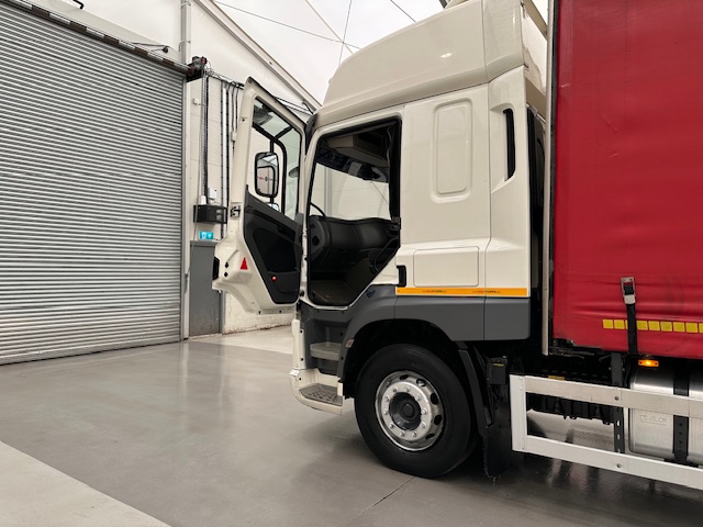 DAF CF 310 Sleeper Cab Curtainsider