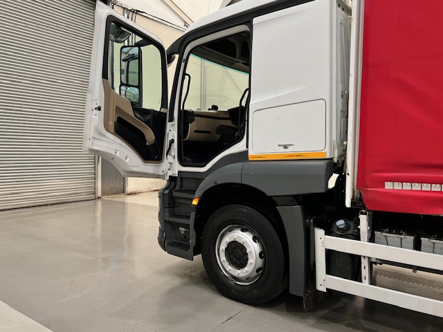 Mercedes Actros 1824 4×2 Sleeper Cab Curtainsider