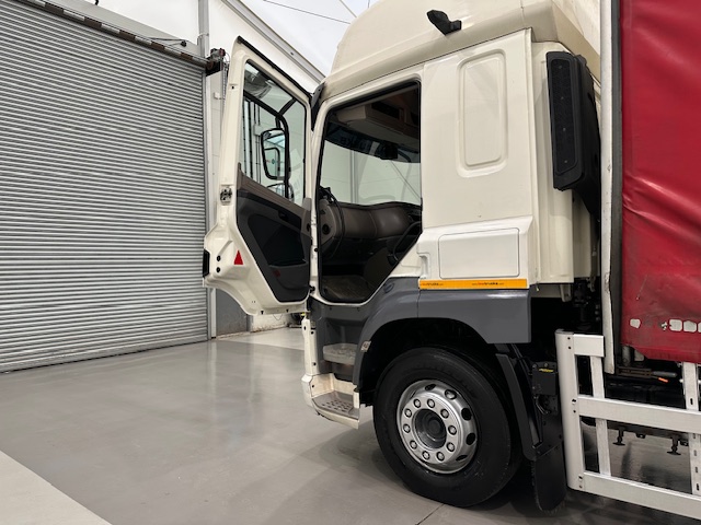 DAF CF 260 Sleeper Cab Curtainsider