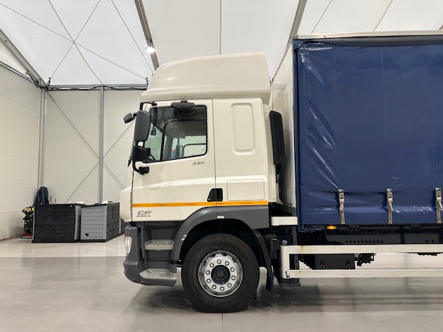DAF CF 330 6×2 Rear Lift Sleeper Cab Curtainsider