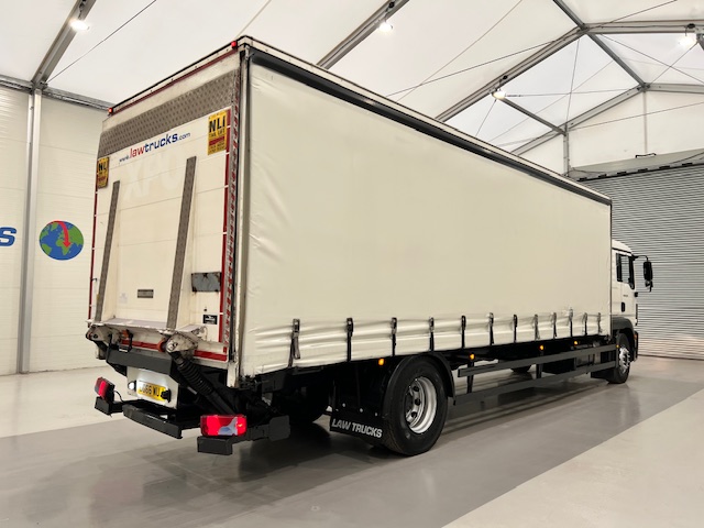 MAN TGM 18.250 4×2 Sleeper Cab Curtainsider