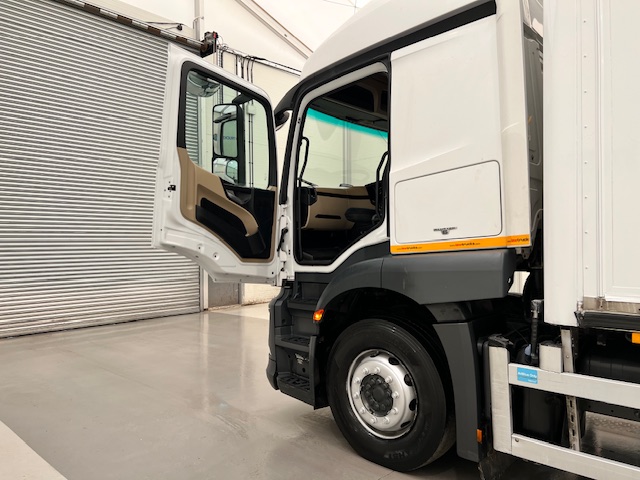 Mercedes Actros 1824 4×2 Sleeper Cab Fridge Box