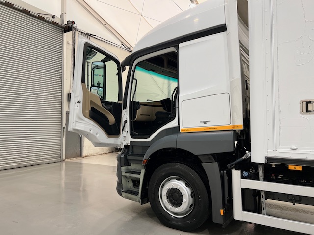 Mercedes Actros 1824 4×2 Sleeper Cab Fridge Box